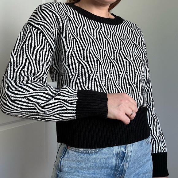 Black & White Mini Braid Pattern Cropped Pullover Crew Neck Sweater - Picture 6 of 8
